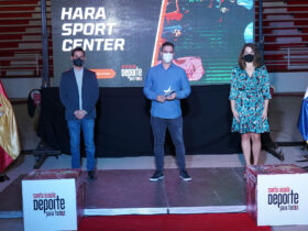El Hara Sport Center recibe el reconocimiento del Ayto de Santa Úrsula por contribución y promoción del deporte en el municipio.