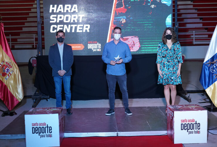 El Hara Sport Center recibe el reconocimiento del Ayto de Santa Úrsula por contribución y promoción del deporte en el municipio.